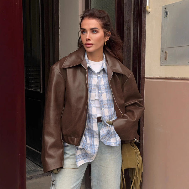 Damernas moderna cropped läderjacka med överdimensionerad krage Mirla-Eva Jonsson