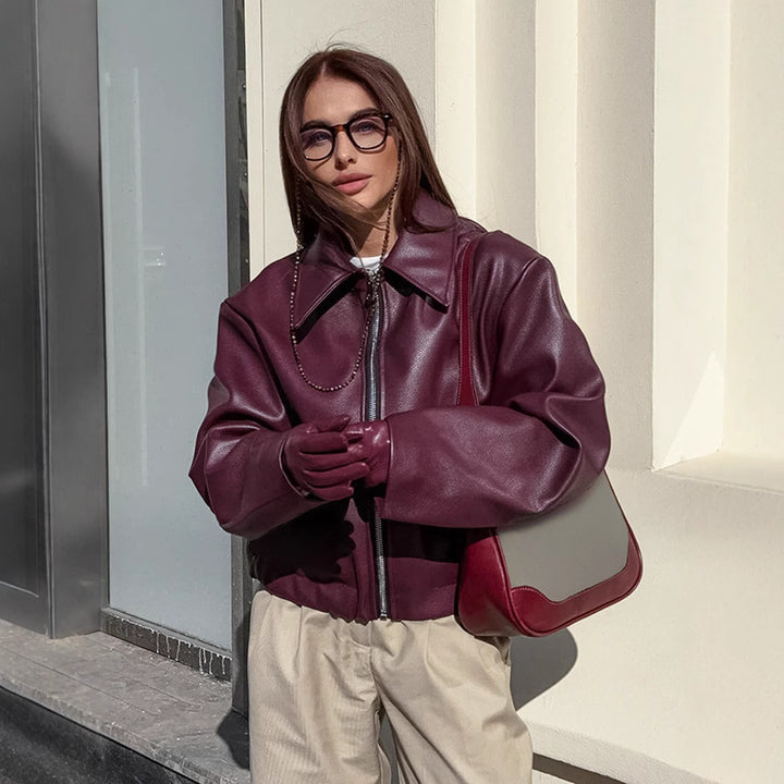 Damernas moderna cropped läderjacka med överdimensionerad krage Mirla-Eva Jonsson