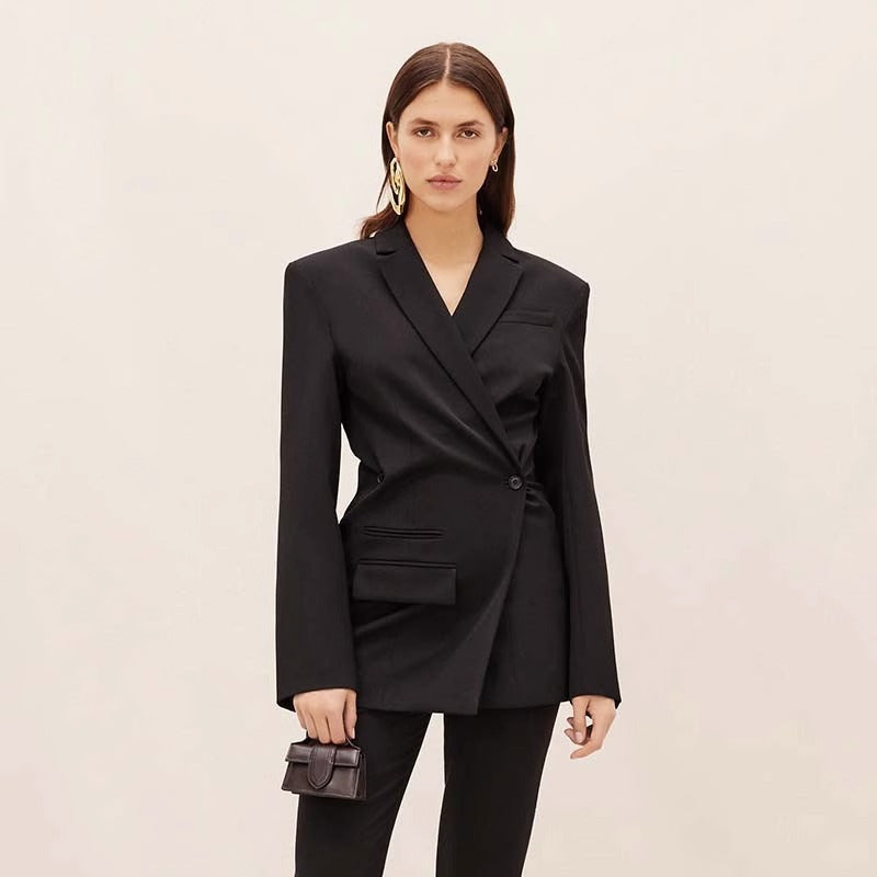 Damernas moderna snittblazer med asymmetrisk design Mirla-Eva Jonsson