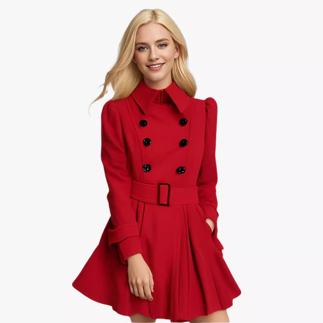 Damernas moderna trenchcoat med figursydd skärning och dubbelknappar Mirla-Eva Jonsson