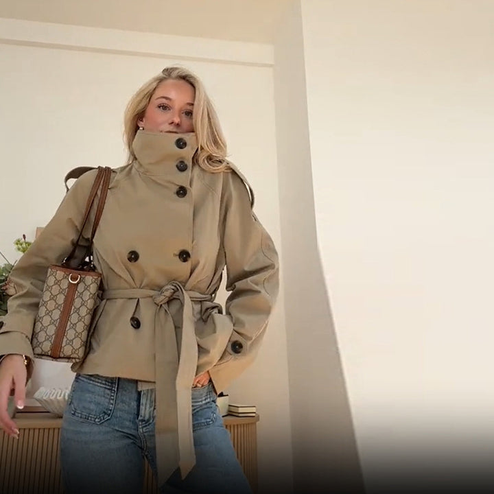 Damernas moderna trenchjacka med knytbälte och figursydd passform Mirla-Eva Jonsson