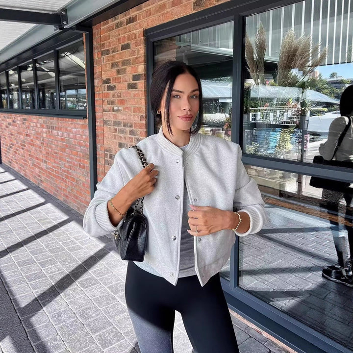 Damernas modesa sweatjacka med knapplås och praktiska fickor Mirla-Eva Jonsson
