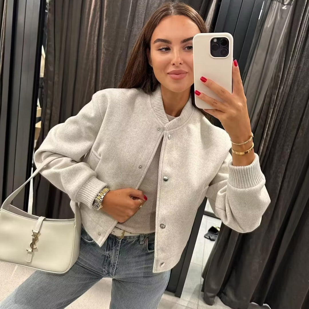 Damernas modesa sweatjacka med knapplås och praktiska fickor Mirla-Eva Jonsson