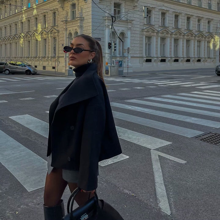 Damernas modetransitionsjacka i elegant dubbelknäppt stil Mirla-Eva Jonsson