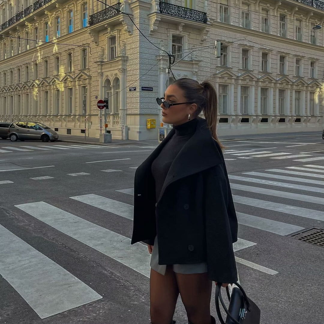 Damernas modetransitionsjacka i elegant dubbelknäppt stil Mirla-Eva Jonsson