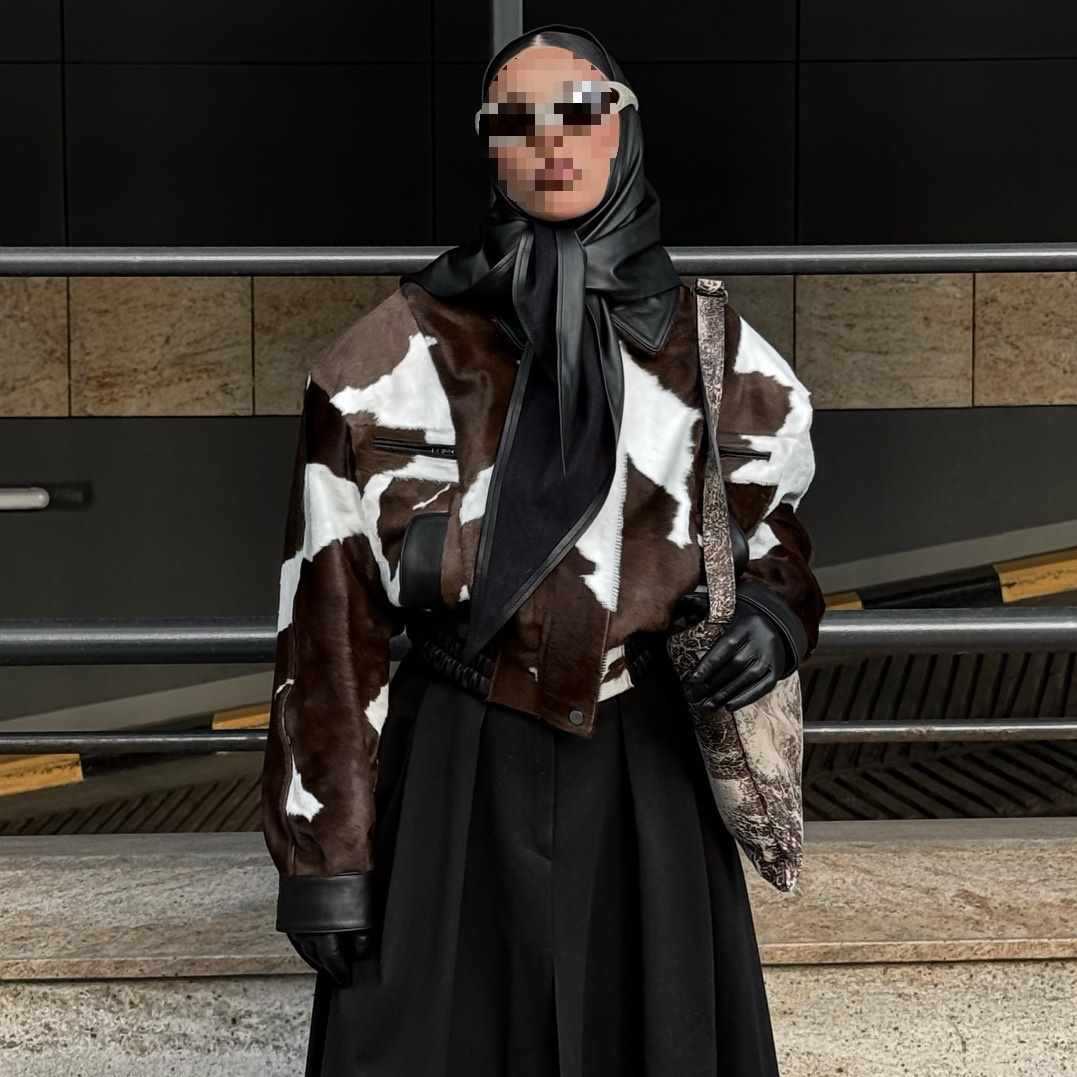 Damernas modetrend cropped bikerjacka med konstläderdetaljer Mirla-Eva Jonsson