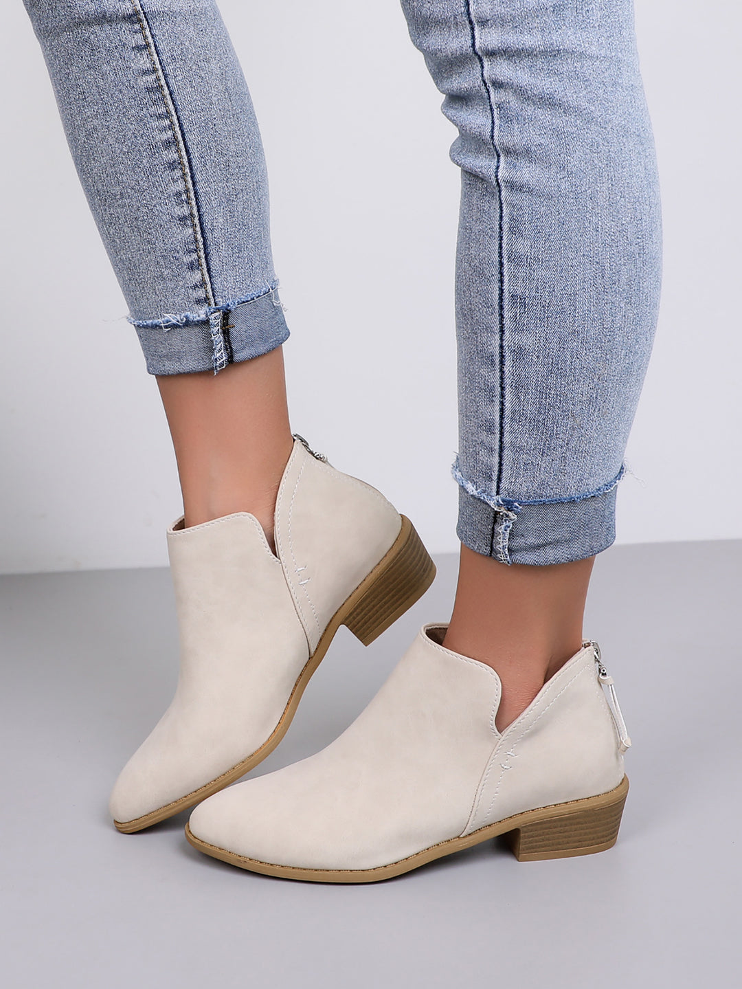 Damernas modetrendiga ankelboots med sidodragkedja och dekorativa kvastar Mirla-Eva Jonsson