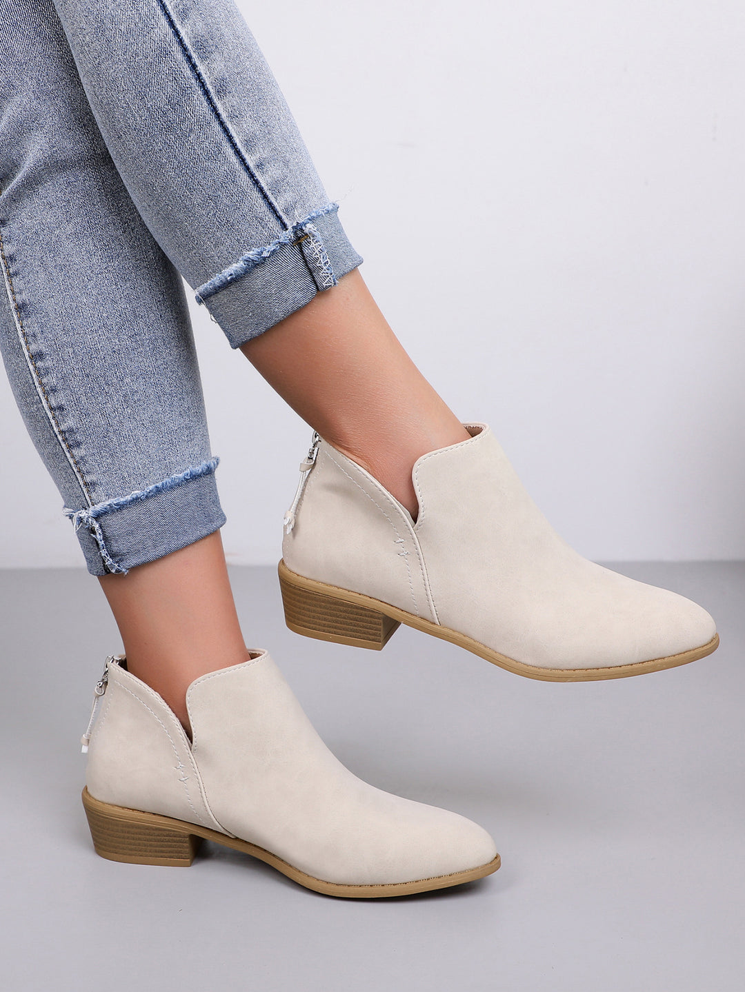 Damernas modetrendiga ankelboots med sidodragkedja och dekorativa kvastar Mirla-Eva Jonsson