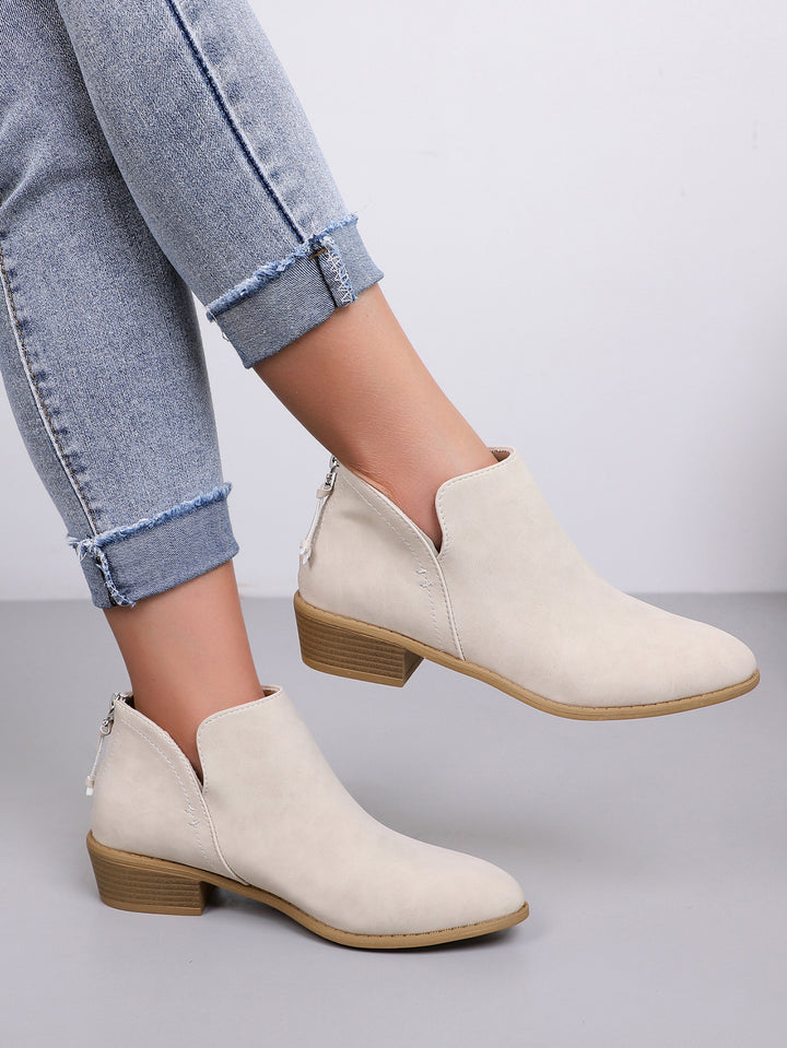 Damernas modetrendiga ankelboots med sidodragkedja och dekorativa kvastar Mirla-Eva Jonsson