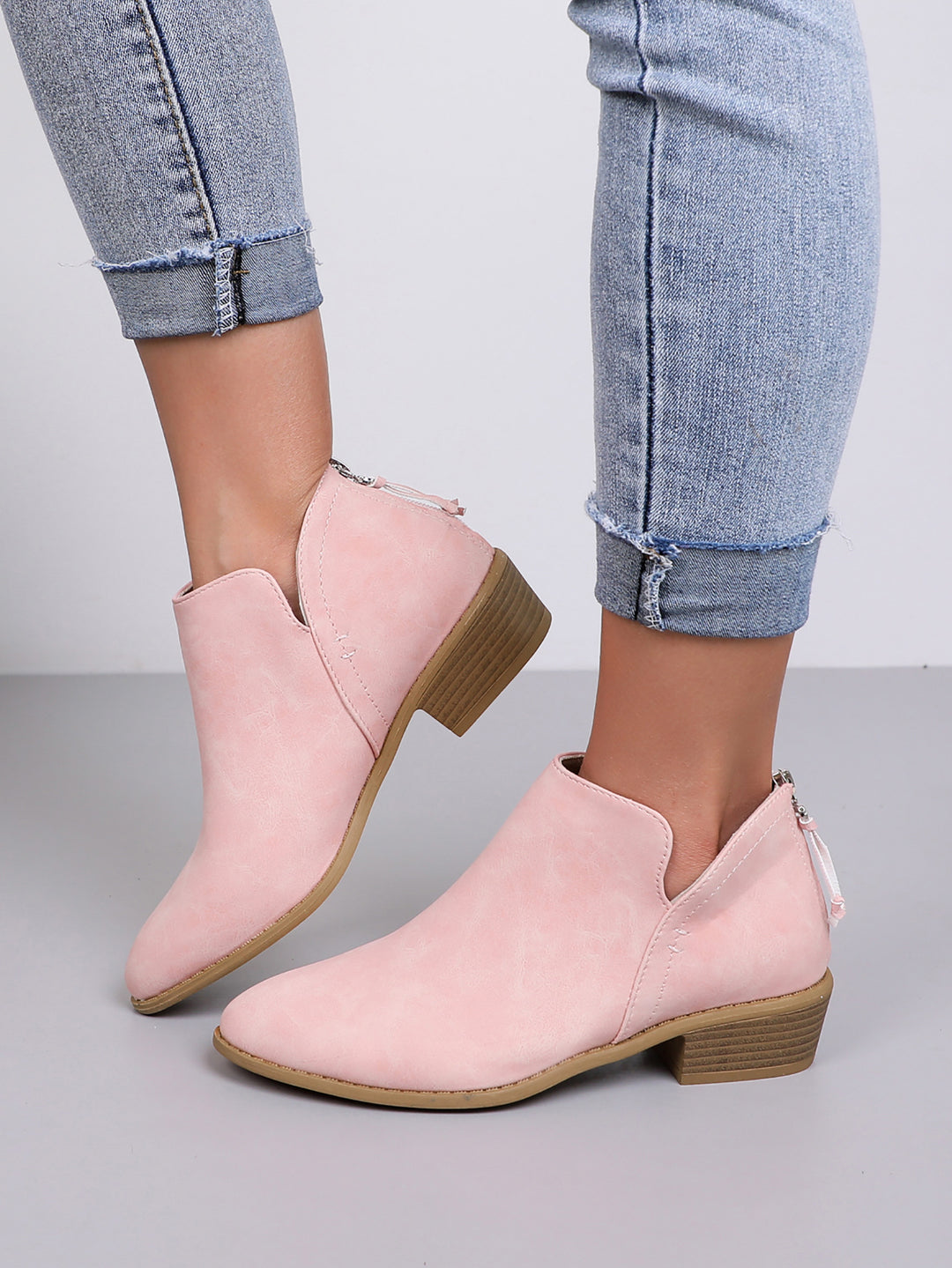 Damernas modetrendiga ankelboots med sidodragkedja och dekorativa kvastar Mirla-Eva Jonsson
