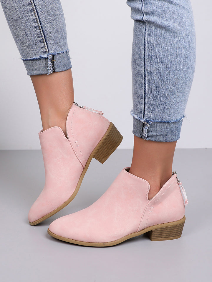 Damernas modetrendiga ankelboots med sidodragkedja och dekorativa kvastar Mirla-Eva Jonsson