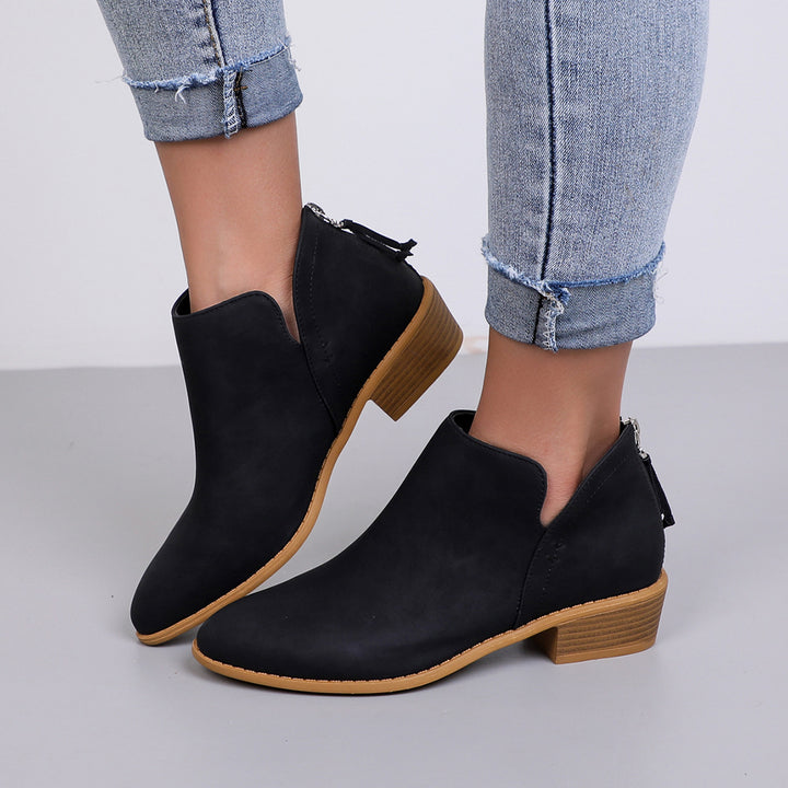 Damernas modetrendiga ankelboots med sidodragkedja och dekorativa kvastar Mirla-Eva Jonsson