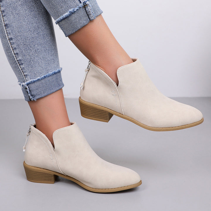 Damernas modetrendiga ankelboots med sidodragkedja och dekorativa kvastar Mirla-Eva Jonsson