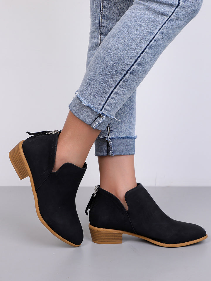 Damernas modetrendiga ankelboots med sidodragkedja och dekorativa kvastar Mirla-Eva Jonsson