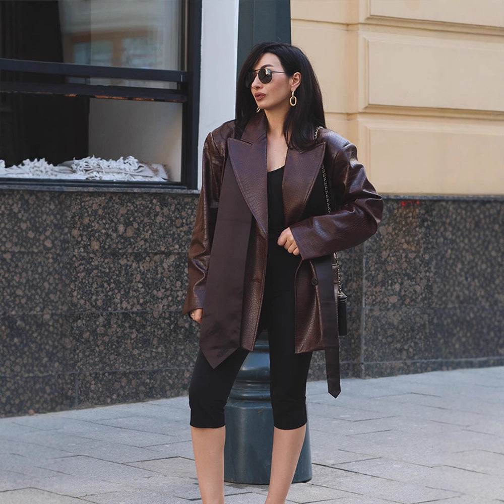 Damernas modetrendiga konstläderblazer med croco-look Mirla-Eva Jonsson