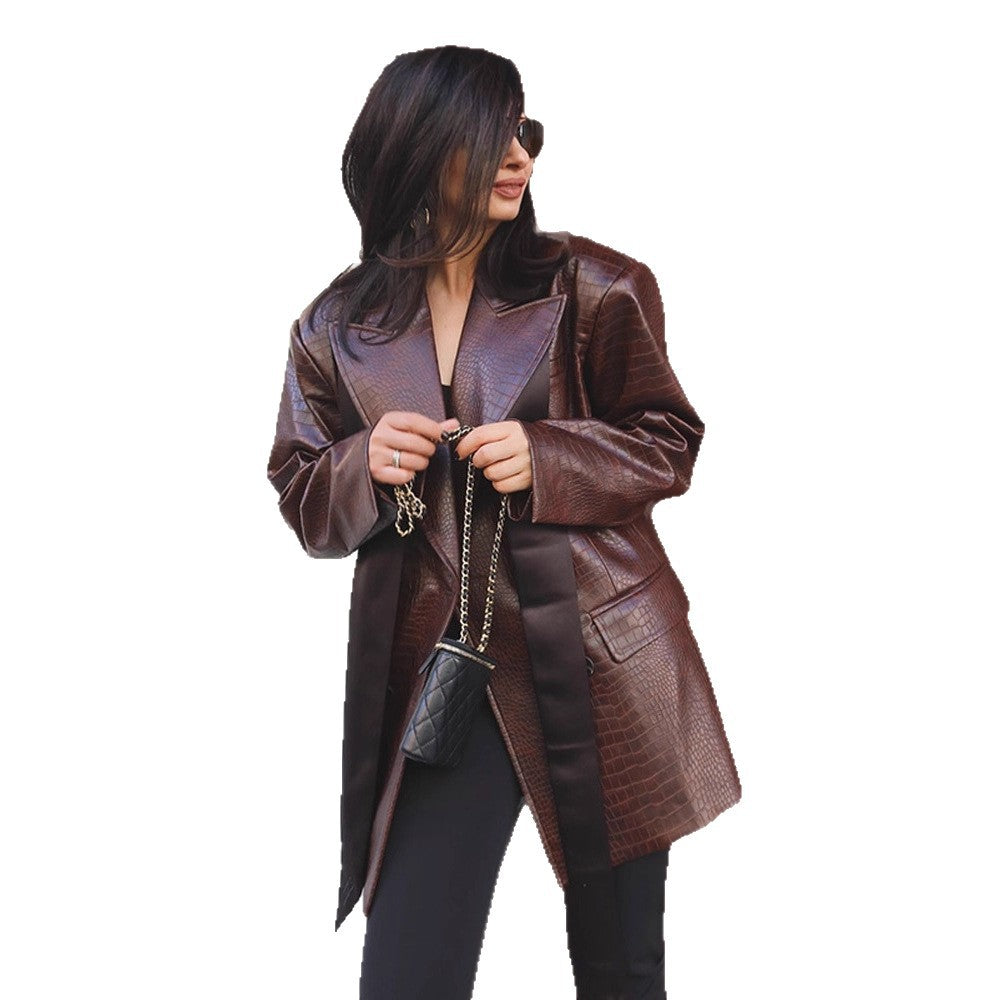 Damernas modetrendiga konstläderblazer med croco-look Mirla-Eva Jonsson