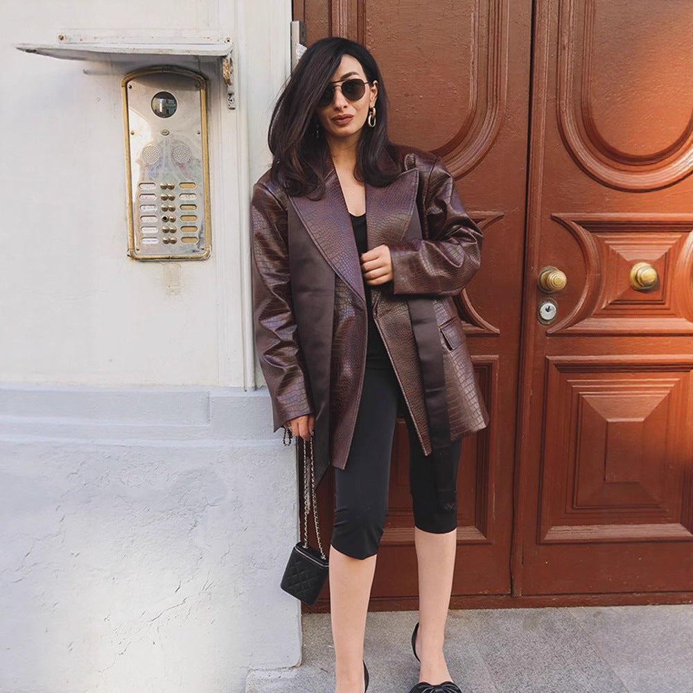 Damernas modetrendiga konstläderblazer med croco-look Mirla-Eva Jonsson