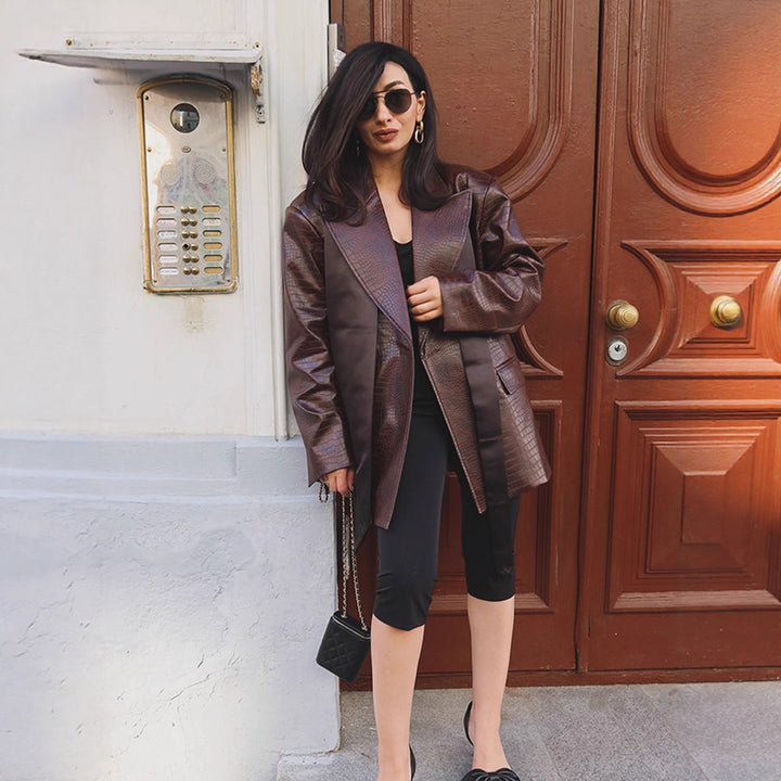 Damernas modetrendiga konstläderblazer med croco-look Mirla-Eva Jonsson