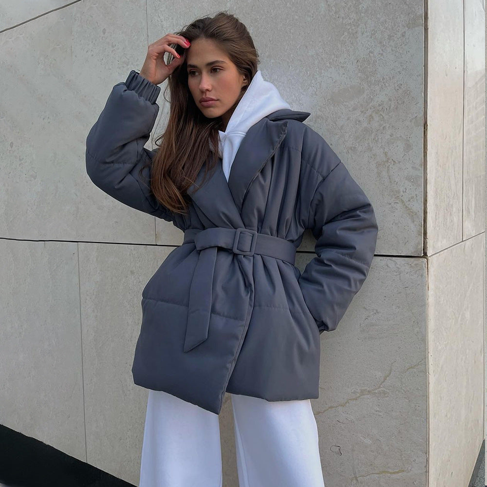 Damernas modetrendiga quiltade övergångsjacka med bälte Mirla-Eva Jonsson