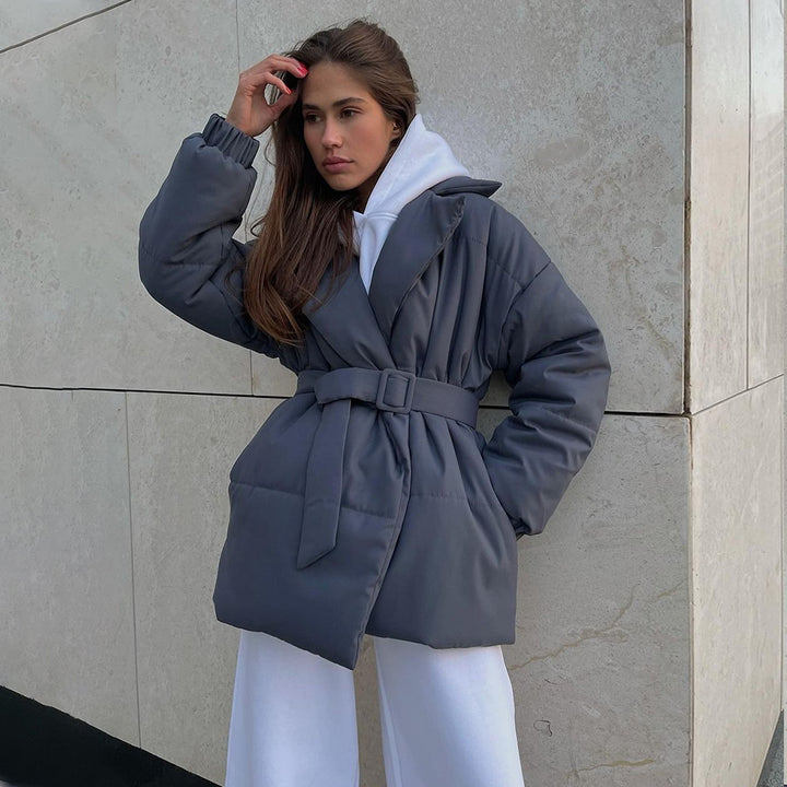 Damernas modetrendiga quiltade övergångsjacka med bälte Mirla-Eva Jonsson