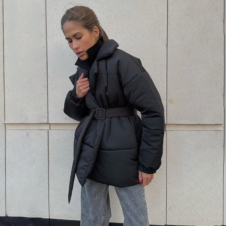 Damernas modetrendiga quiltade övergångsjacka med bälte Mirla-Eva Jonsson
