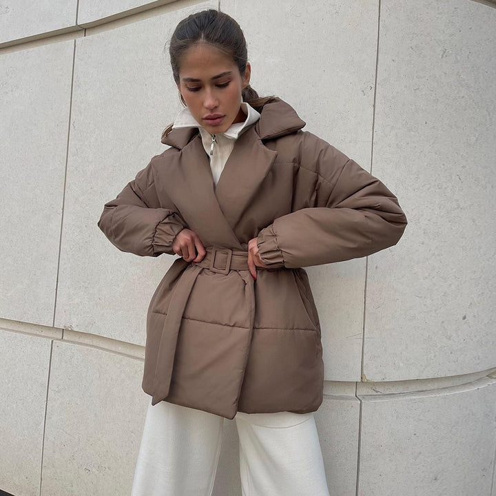Damernas modetrendiga quiltade övergångsjacka med bälte Mirla-Eva Jonsson