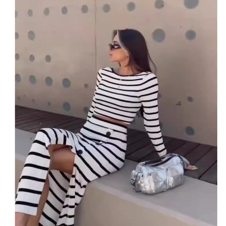 Damernas modetrendigt tvådelat set med randig crop-top och lång kjol Mirla-Eva Jonsson