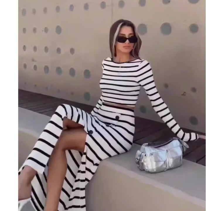 Damernas modetrendigt tvådelat set med randig crop-top och lång kjol Mirla-Eva Jonsson