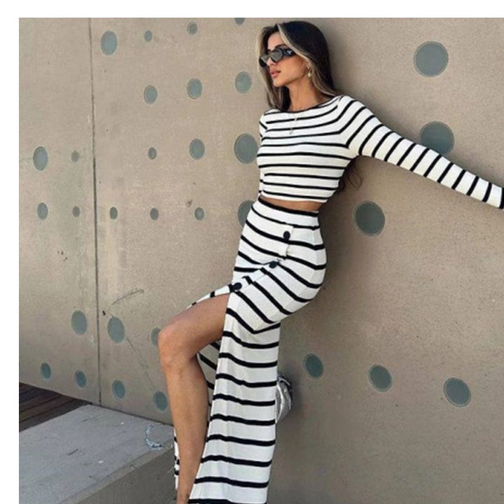 Damernas modetrendigt tvådelat set med randig crop-top och lång kjol Mirla-Eva Jonsson