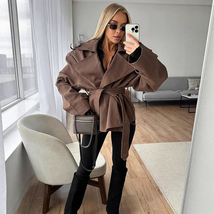 Damernas modetrendjacka med lös passform och knytband Mirla-Eva Jonsson