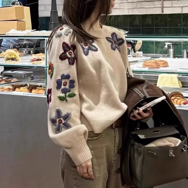 Damernas modetröja med blomsterbroderi design Mirla-Eva Jonsson