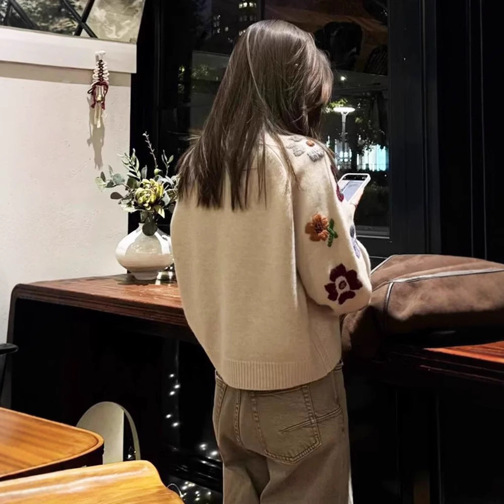 Damernas modetröja med blomsterbroderi design Mirla-Eva Jonsson