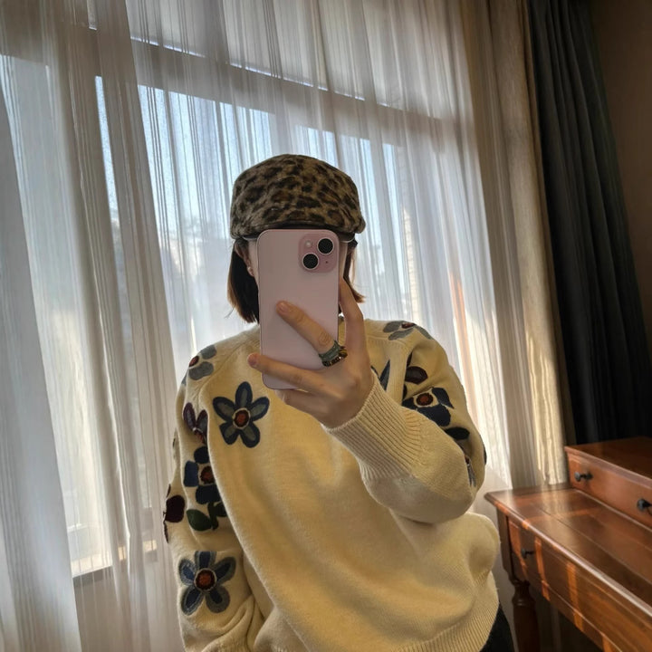 Damernas modetröja med blomsterbroderi design Mirla-Eva Jonsson