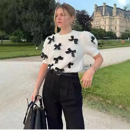 Damernas modetröja med puffärmar och dekorativa rosetter Mirla-Eva Jonsson