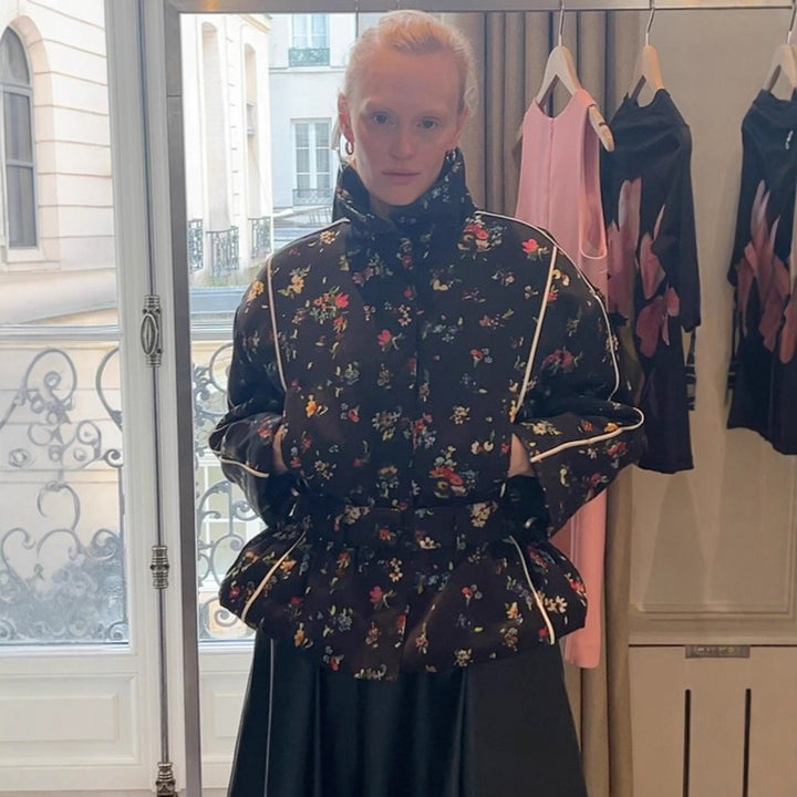 Damernas modiga blousonjacka med florala accenter Mirla-Eva Jonsson