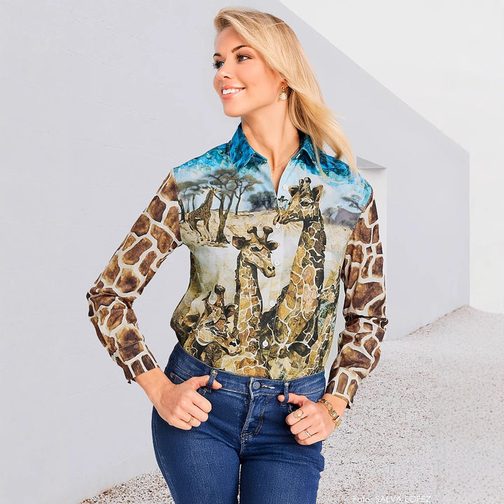 Damernas modiga blus med giraffmotiv Mirla-Eva Jonsson