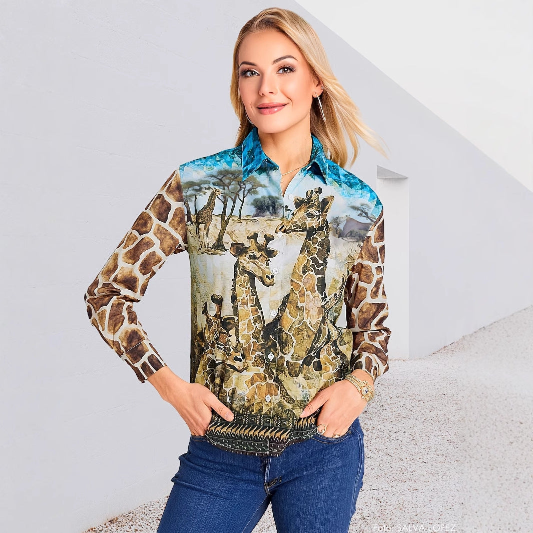 Damernas modiga blus med giraffmotiv Mirla-Eva Jonsson
