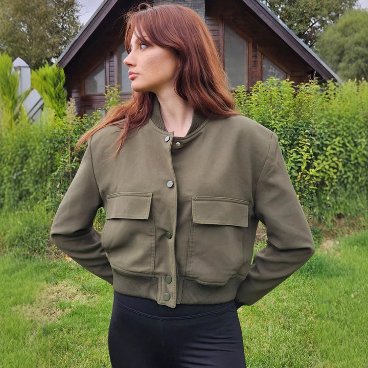 Damernas modiga cropped jacka med djurmönster och praktiska fickor Eva Jonsson-Eva Jonsson