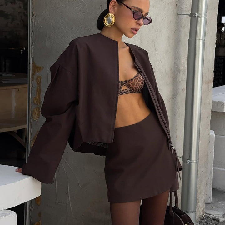 Damernas modiga cropped jacka med kort snitt och matchande kjol Mirla-Eva Jonsson
