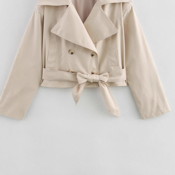 Damernas modiga cropped trenchjacka med eleganta knappdetaljer och bältesdetalj Mirla-Eva Jonsson