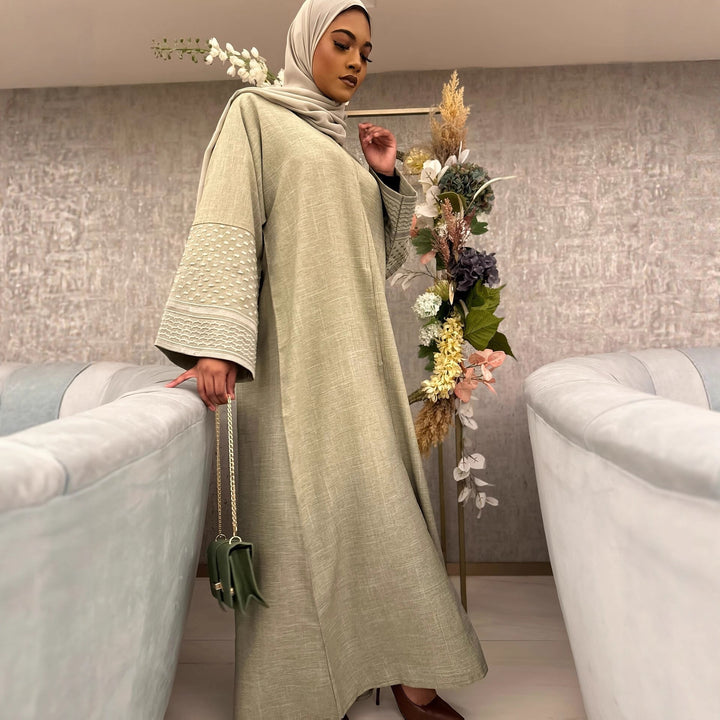 Damernas modiga kaftanklänning med elegant skärning och detaljerade ärmar Mirla-Eva Jonsson
