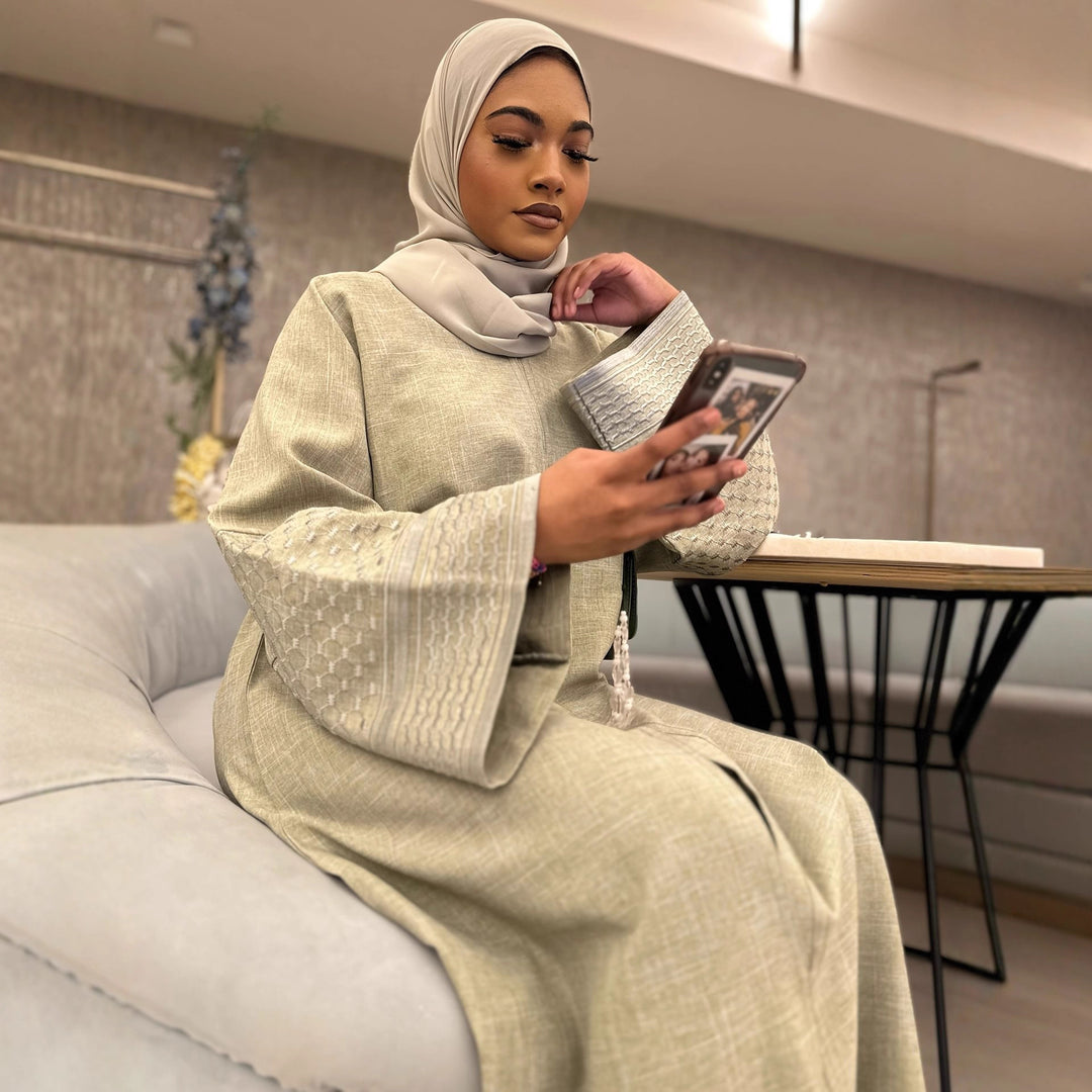 Damernas modiga kaftanklänning med elegant skärning och detaljerade ärmar Mirla-Eva Jonsson