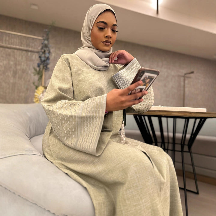 Damernas modiga kaftanklänning med elegant skärning och detaljerade ärmar Mirla-Eva Jonsson