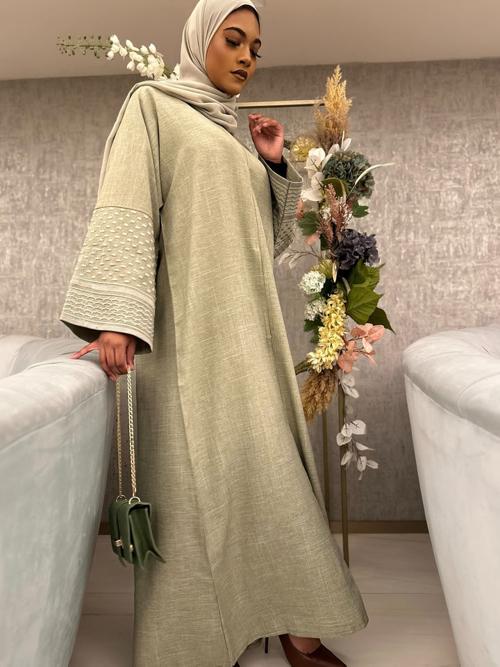 Damernas modiga kaftanklänning med elegant skärning och detaljerade ärmar Mirla-Eva Jonsson