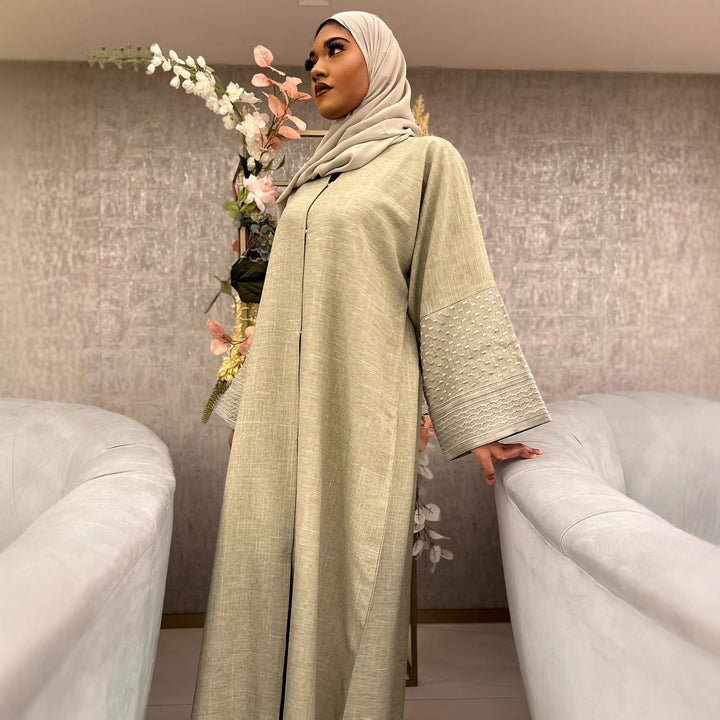 Damernas modiga kaftanklänning med elegant skärning och detaljerade ärmar Mirla-Eva Jonsson