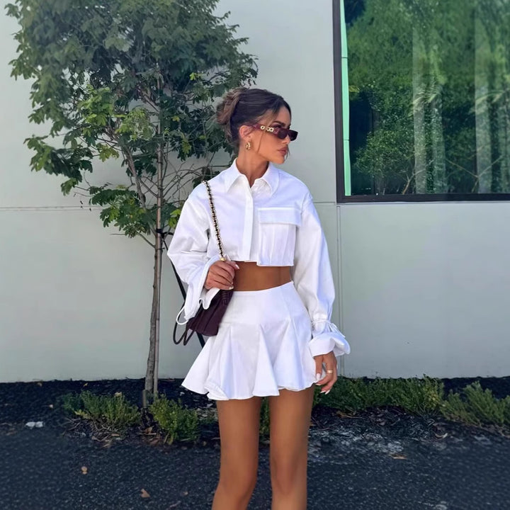 Damernas modiga kortärmad set i flödande material med cropped blus och vid svängande kjol Mirla-Eva Jonsson