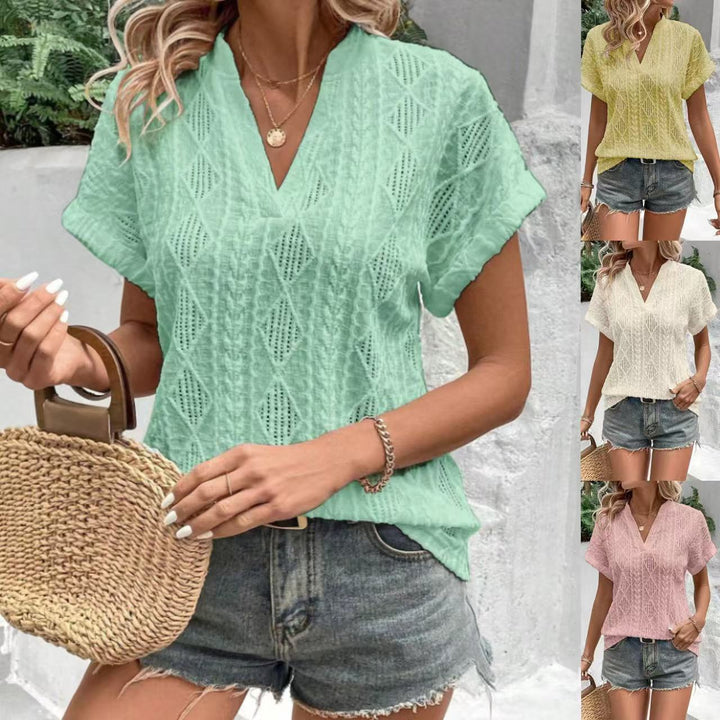 Damernas modiga kortärmad topp med strukturerad design och V-ringning Mirla-Eva Jonsson