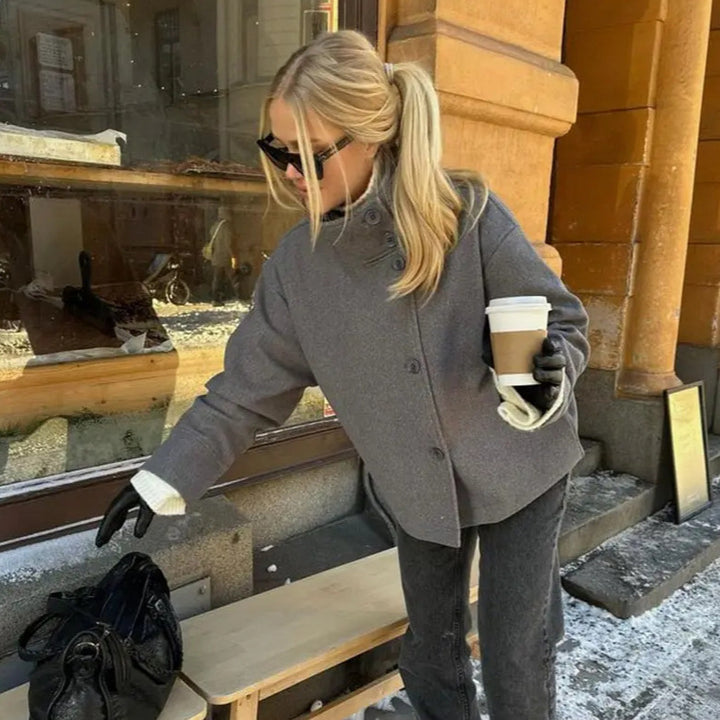 Damernas modiga kortjacka med hög krage och knappstängning Mirla-Eva Jonsson