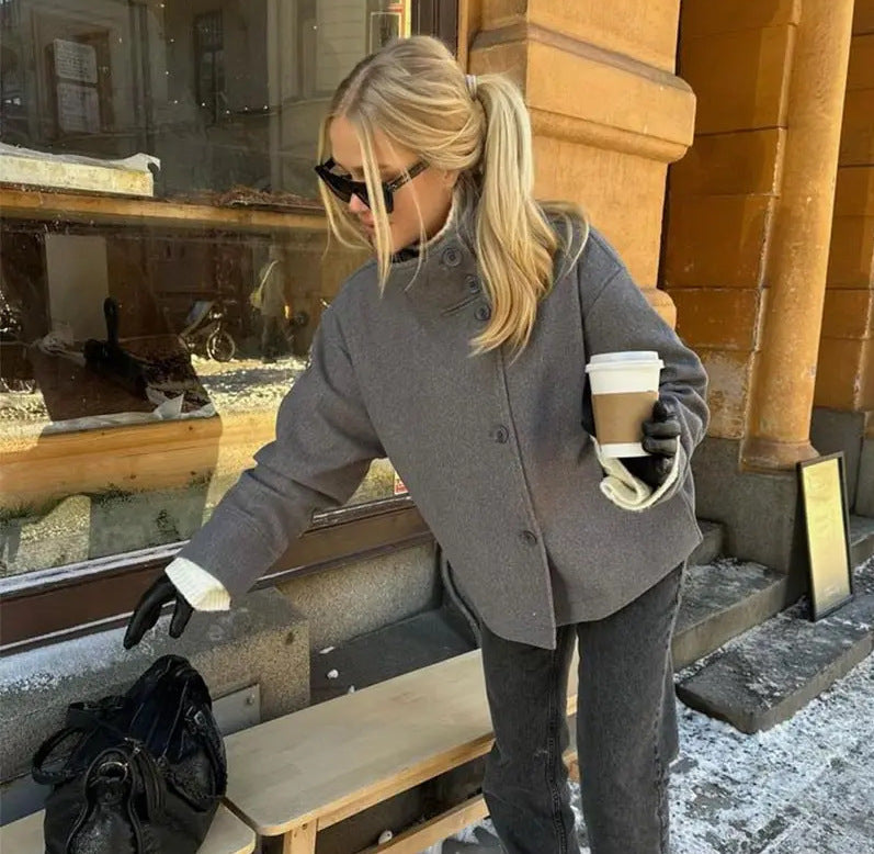 Damernas modiga kortjacka med hög krage och knappstängning Mirla-Eva Jonsson