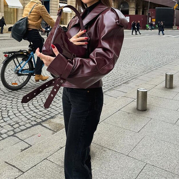 Damernas modiga läderjacka i cropped design med gummiband Mirla-Eva Jonsson